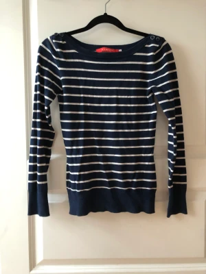 Blåvit Randig Långärmad Sunshine-365 - Säljer min blåvita långärmad då den är för liten för mig, väldigt söt och fin, den har blåa knappar på armarna. Fler bilder fås privat om man vill