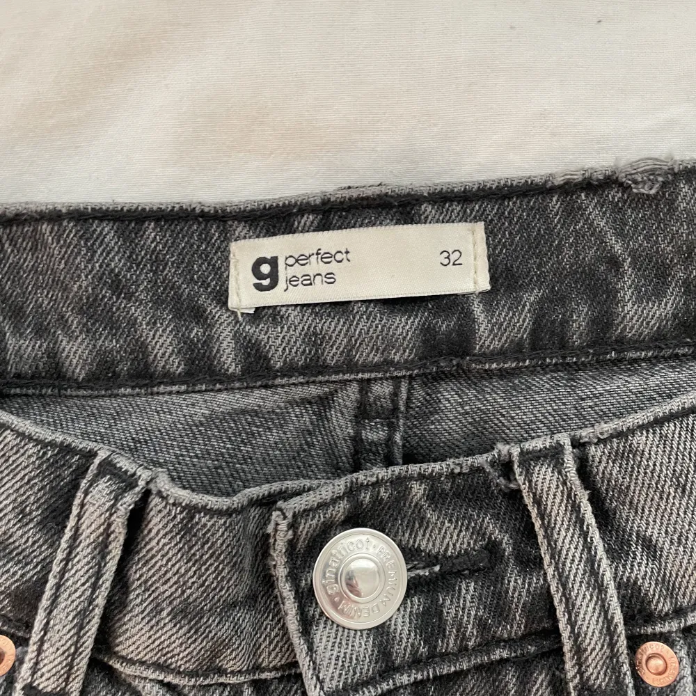 Högmidjade mörkgrå straight leg jeans från Gina Tricot. Jeans & Byxor.