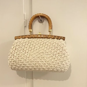 Vintage handväska  - Italiensk vintage handväska med trähandtag Stängs och öppnas med smidigt lås  I utmärkt vintage skick