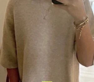 Other stories tröja - Säljer denna super populära other stories tröja!!! Bilderna är tagna från en av mina tidigare annonser och tröjan ät INTE såld