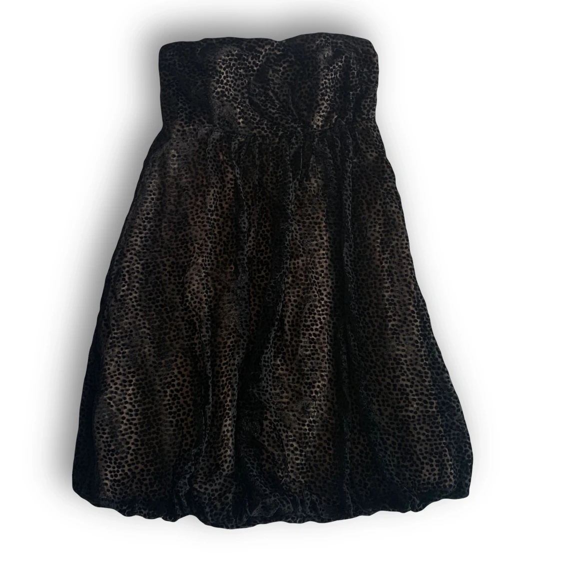 Gullig prickig klänning 