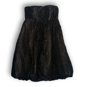 Gullig prickig klänning  - Prickig kort klänning   Djur och rökfritt hem 