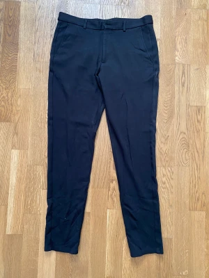 Chinos svarta - Säljer mina svarta chinos då jag har vuxit ur dem. Storlek W32 L34 slim/macro
