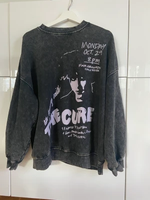 The Cure sweatshirt  - Svart stentvättad sweatshirt med The Cure tryck. 