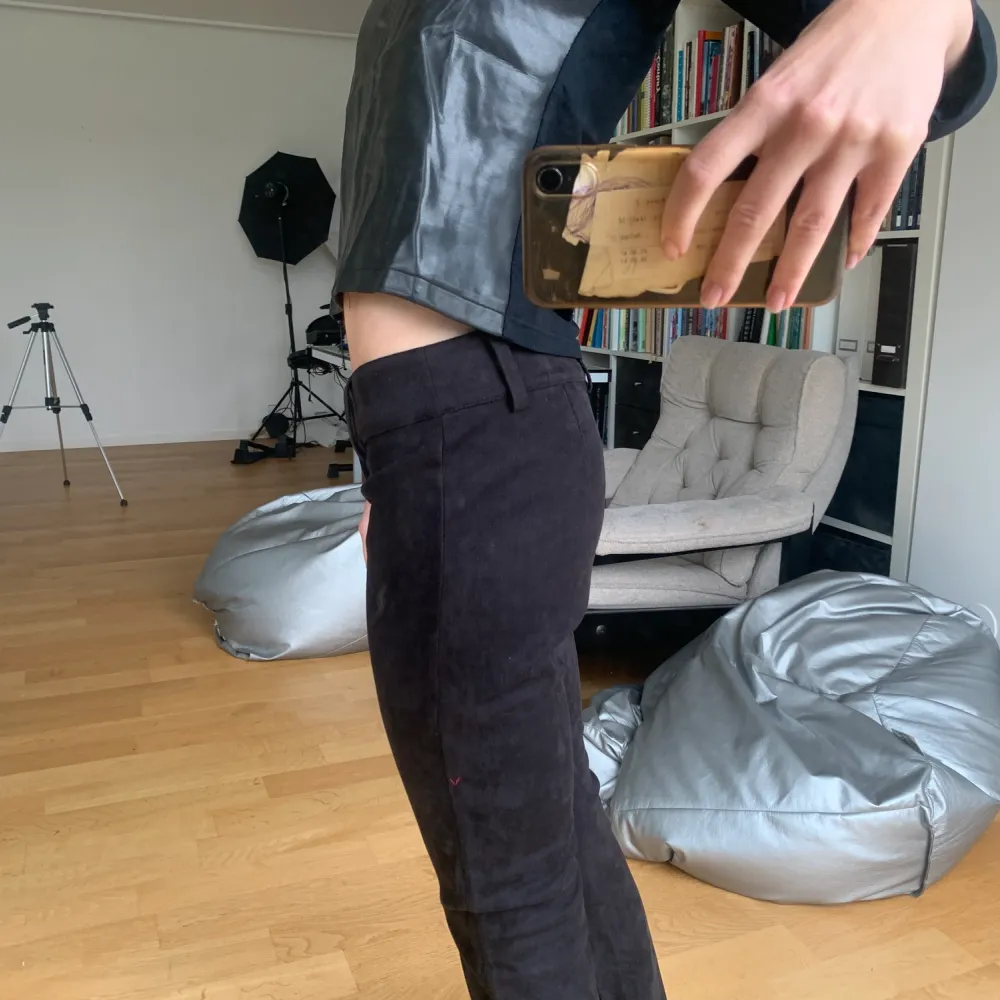 Jättefina mockabyxor i bootcut modell!. Jeans & Byxor.