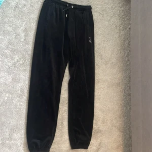 Jucy  -  säljer mina jucy byxor då de inte kommer till användning jättebra skick köparen står för frakt💗