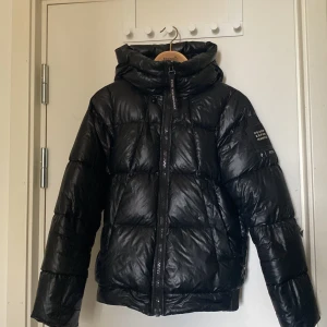 Jacka säljes! - Säljer min peak performance jacka i storlek xs. Den är använd men i fint skick. Finns några defekter, skickas vid intresse. Pris kan diskuteras🌸  Nypris cirka 2000kr  Mitt pris 700kr Frakt tillkommer 