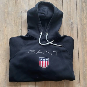 Gant hoodie  - Storlek M. Nyskick då den är använd endast fåtal gånger. 