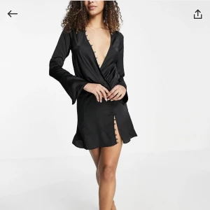 Klänning - Svart sidenklänning🖤 aldrig använd, prislapp kvar! Lite liten i storlek, jag har 36/38 i vanliga fall! 