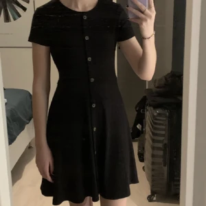 Svart klänning - Svart fin klänning med knappar, lägger upp denna igen då det är mer rätt säsong nu 🩷 superfint skick, perfekt för sommaren och hösten då den är lite tjockare i tyget 🌟 ribbat tyg, svarar +postar snabbt 🙌🏻