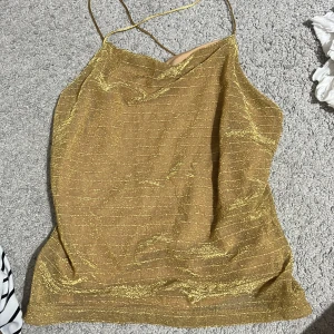 Vintage top -  Snygg topp som kan användas för att gå på någon fest i guld färg med glitter runt om  💕 Den är i storlek L men passar perfekt till  xS och S