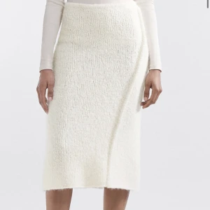 Filippa k kjol - Stickad Filippa k kjol.  Nyskick, säljer även tröjan till.  Nypris 2 200, mitt pris 1 000kr