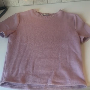 Rosa zara tröja - Säljer min jätte fina zara stickad t-shirt tröja. Väldigt fint och nästan helt som ny. Säljer den då den inte kommer till användning💕pris kan diskuteras 