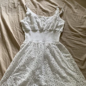 Klänning  - Super super söt klänning! Perfekt till allt! Bröllop, midsommar och kanske kalas? 🥰 skriv för fler bilder ❤️