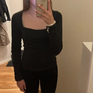 Fin hm tröja  - En fin tröja från hm i svart storlek xs!!!!