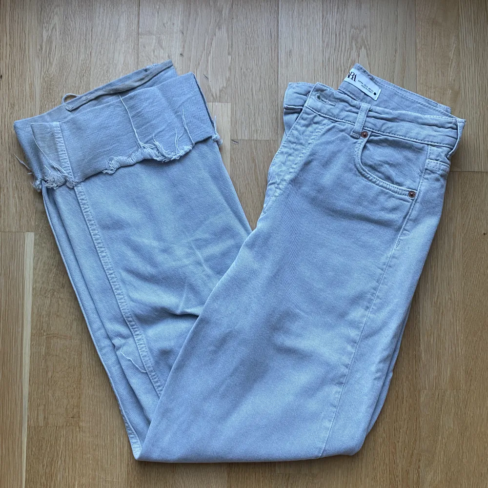 Jeans i begagnat skick från Zara, suupersköna! Som man kan se på sista bilden är de lite slitna längst ner där bak, men inget som syns så tydligt när man har dem på <3. Jeans & Byxor.