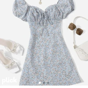 Supersöt klänning💕 - Superfin blommig klänning som är köpt på shein. Jag säljer klänningen eftersom den tyvärr inte kommer till användning. Klänningen har enbart använts ett fåtal gånger.💕