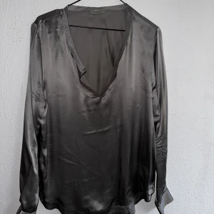 Silkesblus från Hunkydory  - Sparsamt använd, går att få bort vecken som syns på ärmarna, storlek M