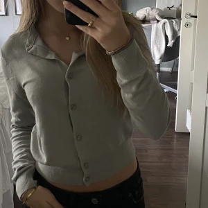 Kofta  - Mint grön kofta ifrån hm som jag tycker sitter för tajt på mig, men i mycket bra skick💚