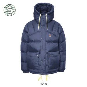 Fjällräven jacka - Säljer min fjällräven expedition down jacka, marinblå storlek S! Inte den långa!!  perfekt till vintern. Köpt på naturkompantiet för 7000. Den är i perfekt skick och tvättad hos kemtvätt inför försäljning! Skriv vid frågor eller för fler bilder 🫶