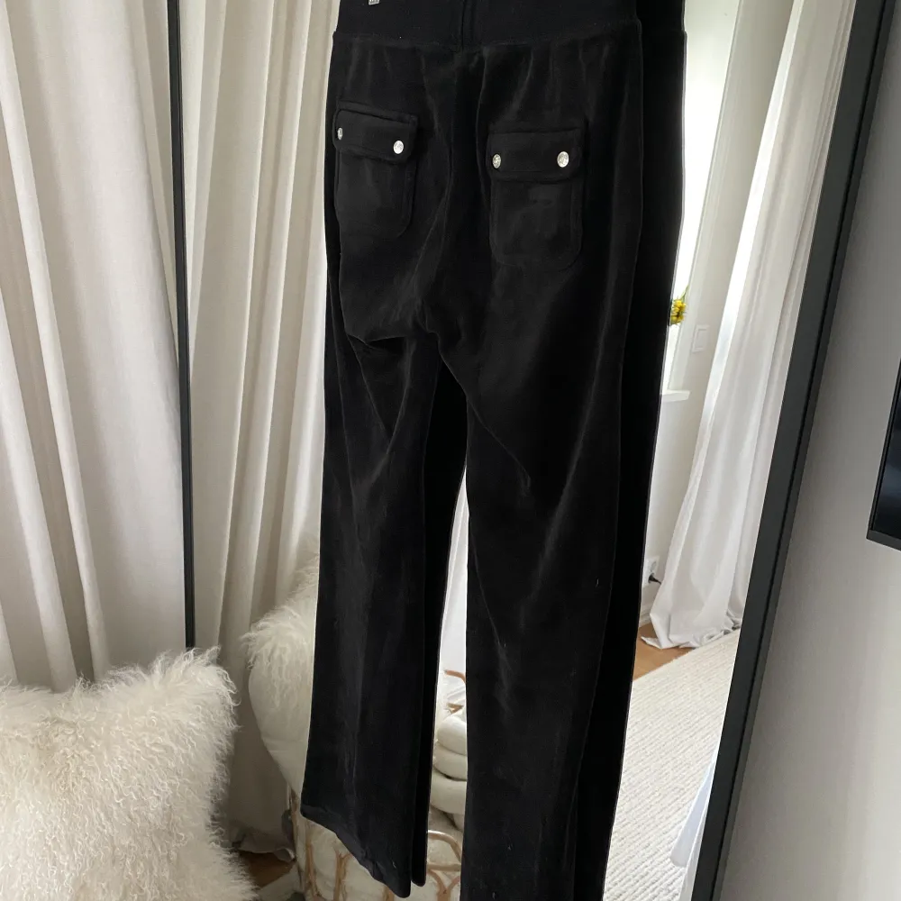 Mjukisbyxa från juicy couture i storlek small . Jeans & Byxor.
