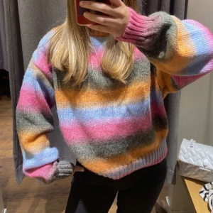 Stickad tröja  - Superfin stickad tröja i storlek S, nästintill oanvänd.