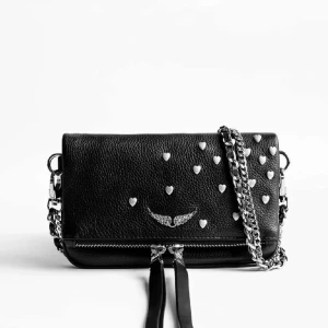 Zadig väska - Säljer min fina ”Zadig rock nano heart clutch” då jag inte längre har användning för den🫶🏻 Den är i använt men bra skick utan några defekter. Fråga för fler bilder💗💗