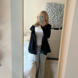 Kort kappa - Fin mörkblå kappa från sellpy. Lite sönder i innerfodret men inget som syns💓