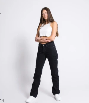 Jeans  - Säljer svarta jeans från lager 157, helt nya kommer inte till användning. Kan fixa mer bilder om de behövs 