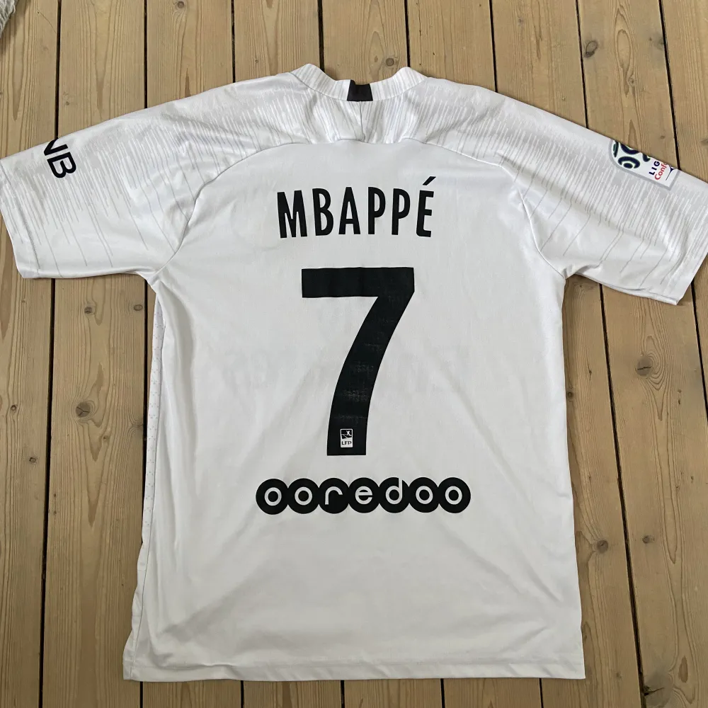 Psg tröja Mbappe i storlek S. T-shirts.