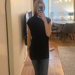 Väst - Svart väst med slits på sidorna och polo. Perfekt till hösten