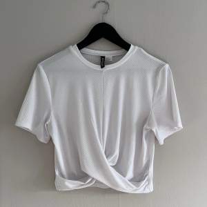 T-shirt/topp från H&M, croppad.