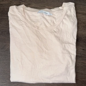 T-shirt  - Helt ny och oanvänd t-shirt från Samsøe Samsøe.   Rensar ur min garderob från en hel del oanvända kläder🌼 Kika och se om du ser något mer i min profil som du gillar så skickar jag med det till dig också!😊 Fler kläder kommer! 