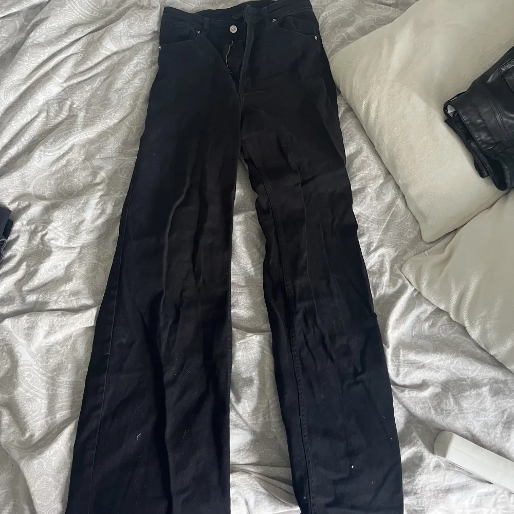 Ett par svarta vida jeans ifrån H&M💘. Jeans & Byxor.