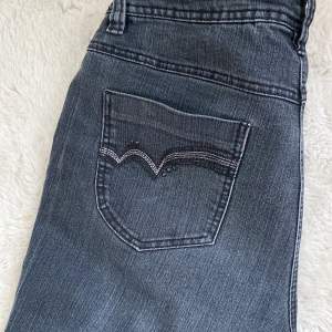 Ett par fett snygga baggy jeans, med fina fickor som tyvärr är för stora🥲 Är storlek 40 men skulle säga en S-M mer💝