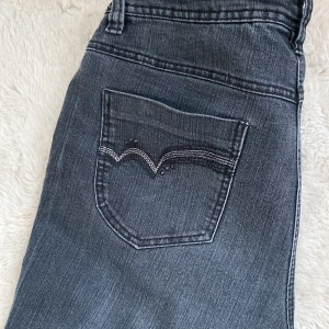 Grå jeans  - Ett par fett snygga baggy jeans, med fina fickor som tyvärr är för stora🥲 Är storlek 40 men skulle säga en S-M mer💝
