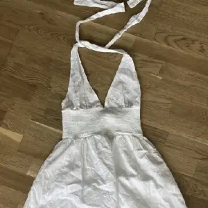 Zara klänning med knytning runt nacken, köpt förra året