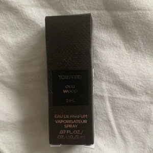 Tom Ford Oud Wood - Tom Ford Oud Wood! Denna maskulina, exklusiva succédoft är varm och perfekt under vinterhalvåret. Vill du sticka ut i mängden? Testa denna parfym! 2 ml samples säljes för (59 kr/styck).