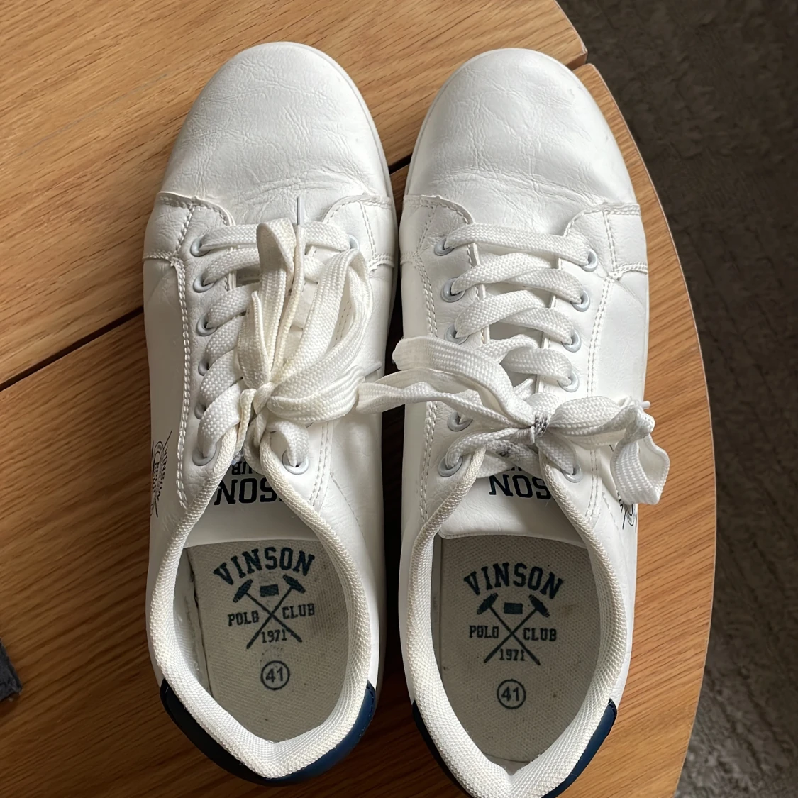 Vita skor med marinblåa detaljer - 91