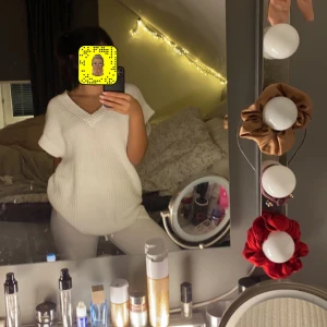 Vit tröj väst - En jätte skön tröj väst, jag tog den i en lite större storlek för att bli lite mer oversize🫶🏽 denna köptes för 599🫶🏽