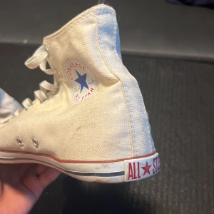 Converse offwhite - Säljer mina gamla converse då jag inte anvönder de. De är i storlek 42,5 men jag har 41 och passar i det. Finns inget fel på de förutom att de är lite smutsiga. nypris 999kr jag säljer för 299kr