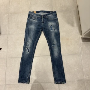 Dondup jeans George  - Strl 31 helt ok skick, inga returer och frakt står köparen för