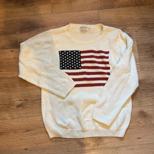 Stickad tröja  - Stickad tröja.   Rensar ur min garderob just nu🌼 Kika och se om du ser något mer i min profil som du gillar så skickar jag med det till dig också!😊 Fler kläder kommer! 