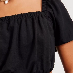 Crop Top - Säljer denna svarta crop top då den aldrig använts och kommer inte heller användas. Den är i super fint skick utan skador. Prislappen sitter kvar. Kostade 149kr i butik, säljer för 120kr.
