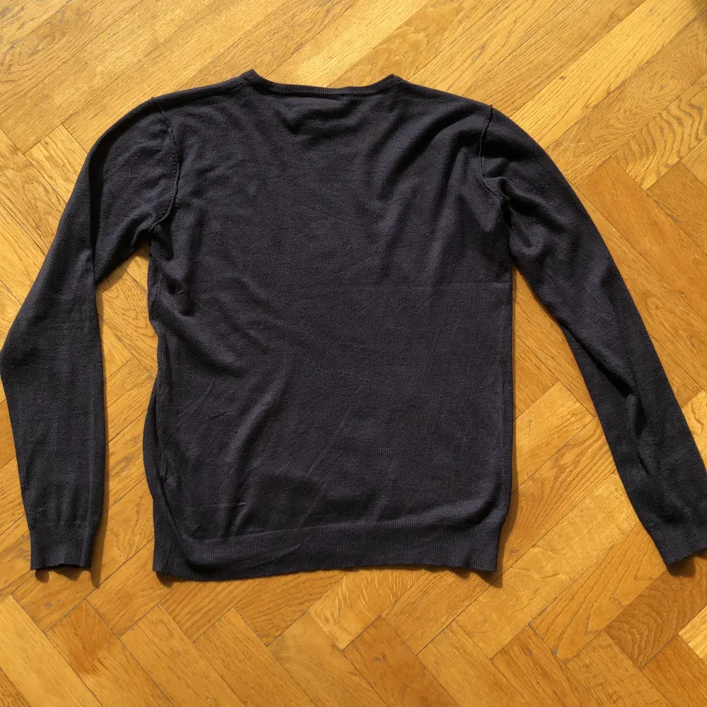 Säljer nu denna sjukt snygga och trendiga finstickade tröja från Daniele Alessandrini. Använd enbart ett få antal gånger. Skick 9,5/10  Nypris: ca 2300kr  Mitt pris: 299. Stickat.