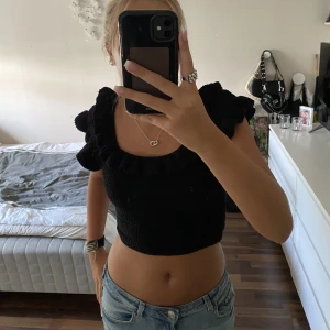 Stickad topp - Säljer denna söta stickade toppen från hm i nyskick💕 Pris kan diskuteras