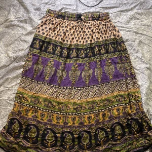 Boho hippie lång kjol  - Långkjol som man kan ha på sommaren. Luftigt material och snyggt mönster. Storlek S/M/L (den har resårband)
