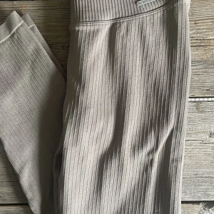 Aimn tights - Säljer ett par bruna ribbade tights från Aimn. Knappt använda. Svårt att fånga färgen på bild. Skicka dm för fler bilder. Pris kan diskuteras🫶🏼