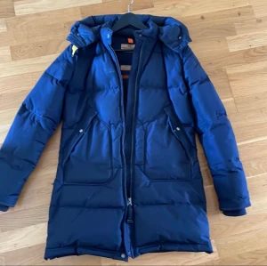 Marinblå Parajumper - Skit snygg marinblå long bear vinterjacka från Parajumper.  Den är i strl L (barn) som motsvarar ca S i dam.   Jackan är knappt använd och i perfekt skick! 
