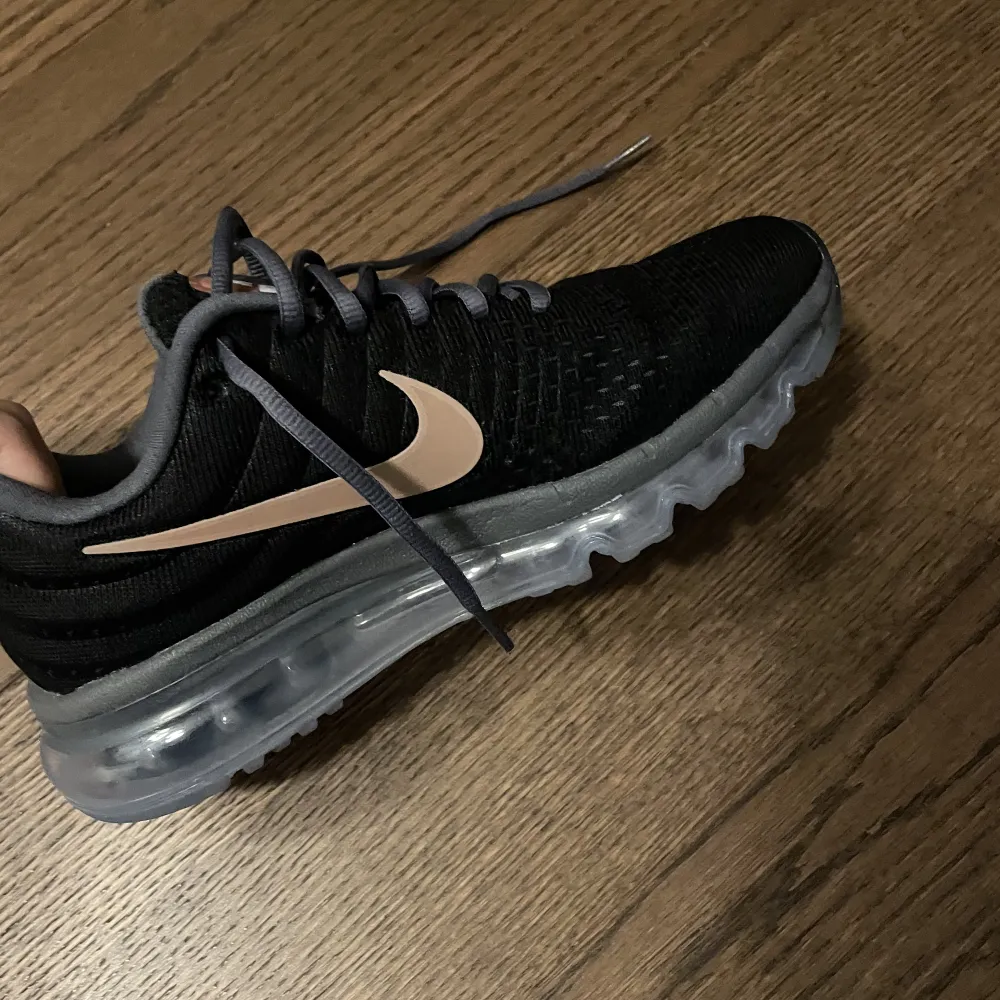 Svarta Nike Air Max med gråa detaljer. Storlek 38,5 knappt använda, orgnial pris 3349kr men säljs för 899kr. Skor.